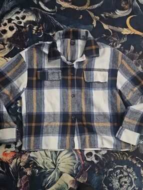 Womens Plaid Button-Up Shirt Jacket in Navy & Tan